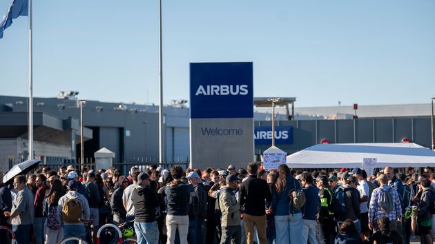Varias personas durante la cuarta jornada de huelga indefinida de empleados de Airbus