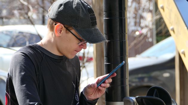 Joven mirando el móvil