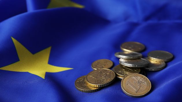 una bandera de europa y unos euros