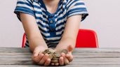 Niño con monedas de euro