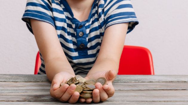 Niño con monedas de euro