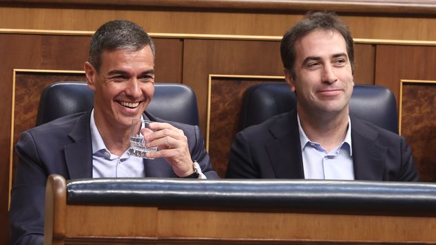 Pedro Sánchez bebe agua junto a Carlos Cuerpo
