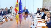 Pedro Sánchez y su equipo de Gobierno en una reunión