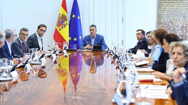 Pedro Sánchez y su equipo de Gobierno en una reunión