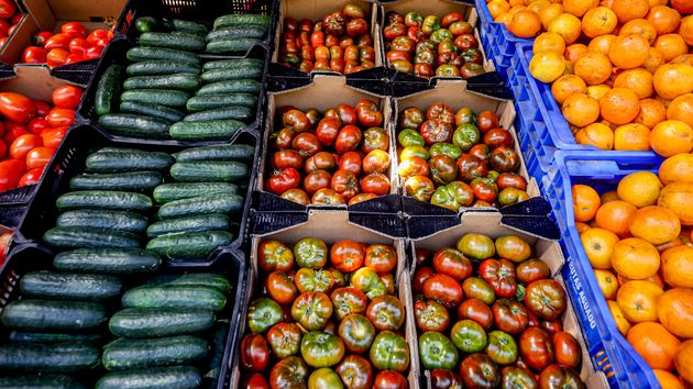 Un puesto de frutas y hortalizas en un mercadillo al aire libre
