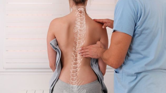Mujer con dolor en la espalda