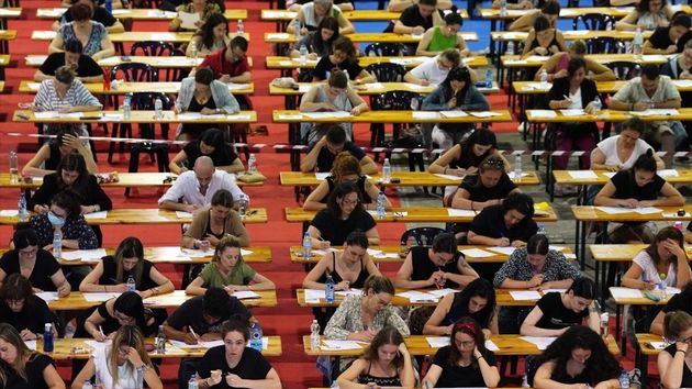 Opositores realizando examen