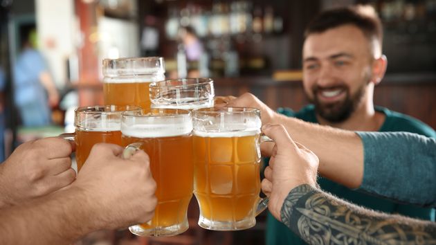 El dueño de un pub recibe la carta de un cliente que se fue sin pagar hacía 10 años: “espero que el camarero no tuviera que hacerse cargo de mi deuda”