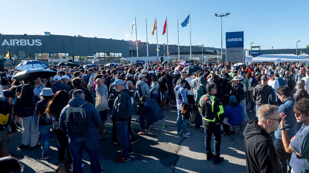 Varias personas durante la cuarta jornada de huelga indefinida de empleados de Airbus