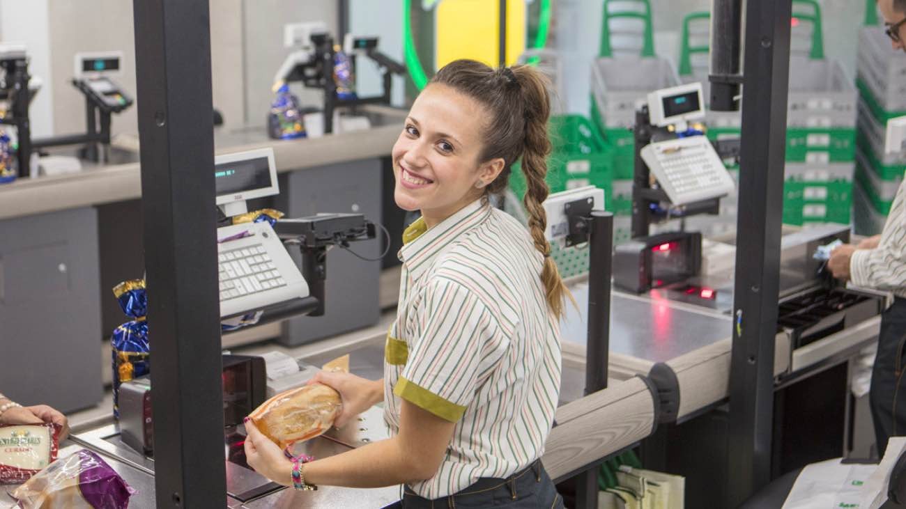 Con nuevos salarios a partir de enero de 2022. Mercadona renueva plantilla con 105 puestos para cajeros y sueldos desde 1.258 euros