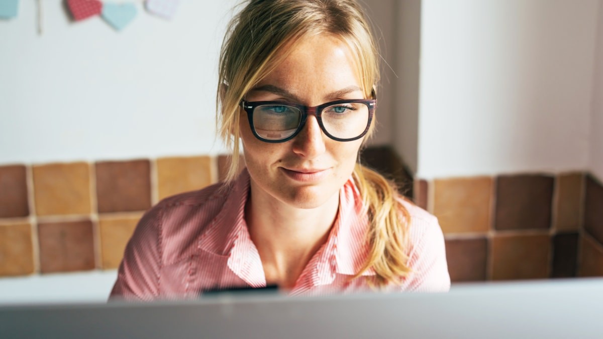 Mujer buscando empleo en el portal del SEPE Empleo SEPE: Empléate tiene 280 nuevas ofertas para toda España