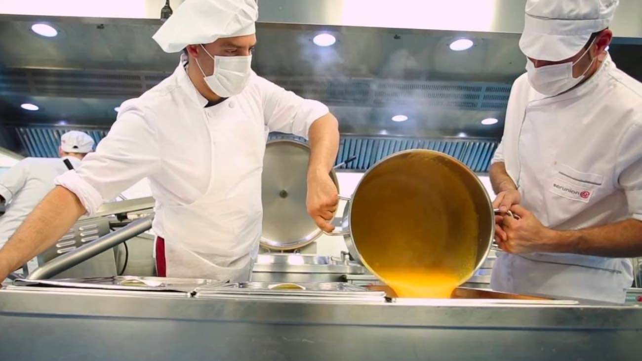 Varios cocineros de la empresa Serunion Varios cocineros de la empresa Serunion
