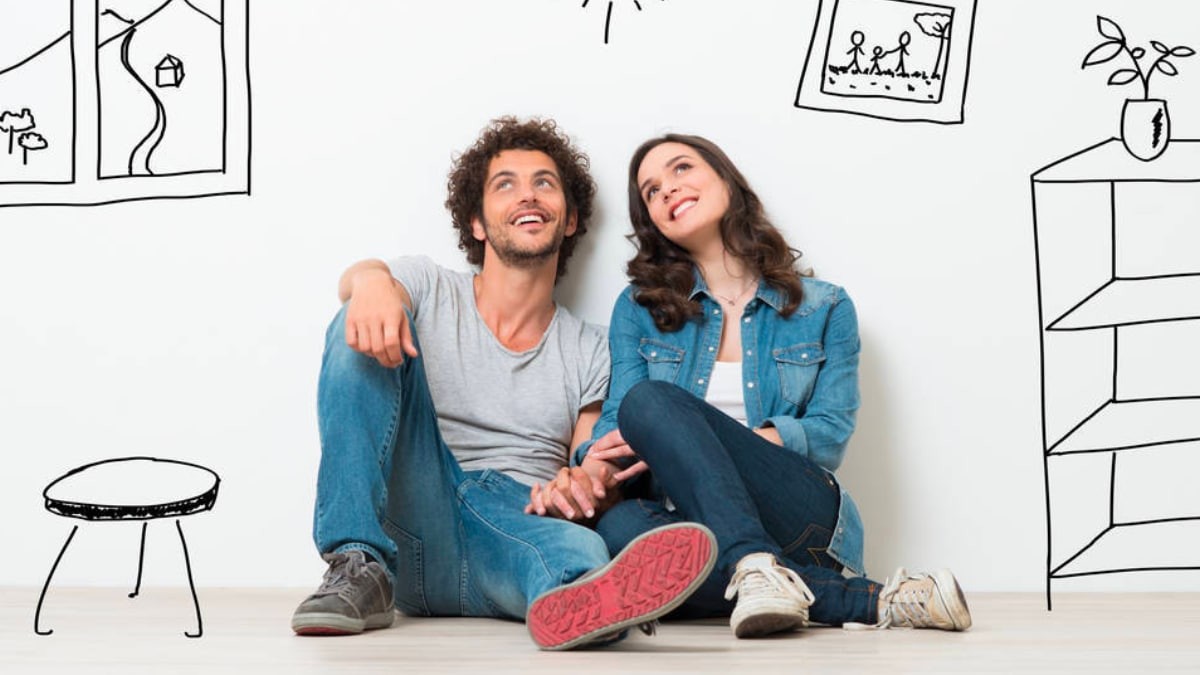 dos jóvenes sentados