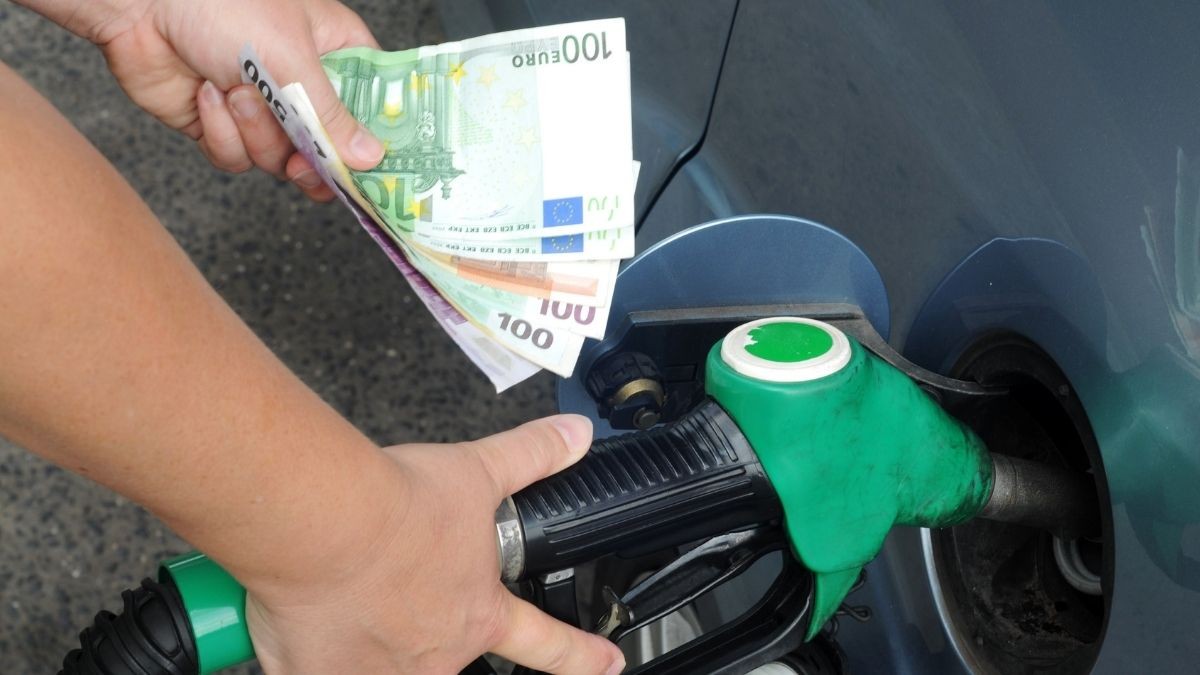 Cómo ahorrar en combustible: el ‘boom’ de los surtidores ‘low cost’ que aseguran gasolina barata