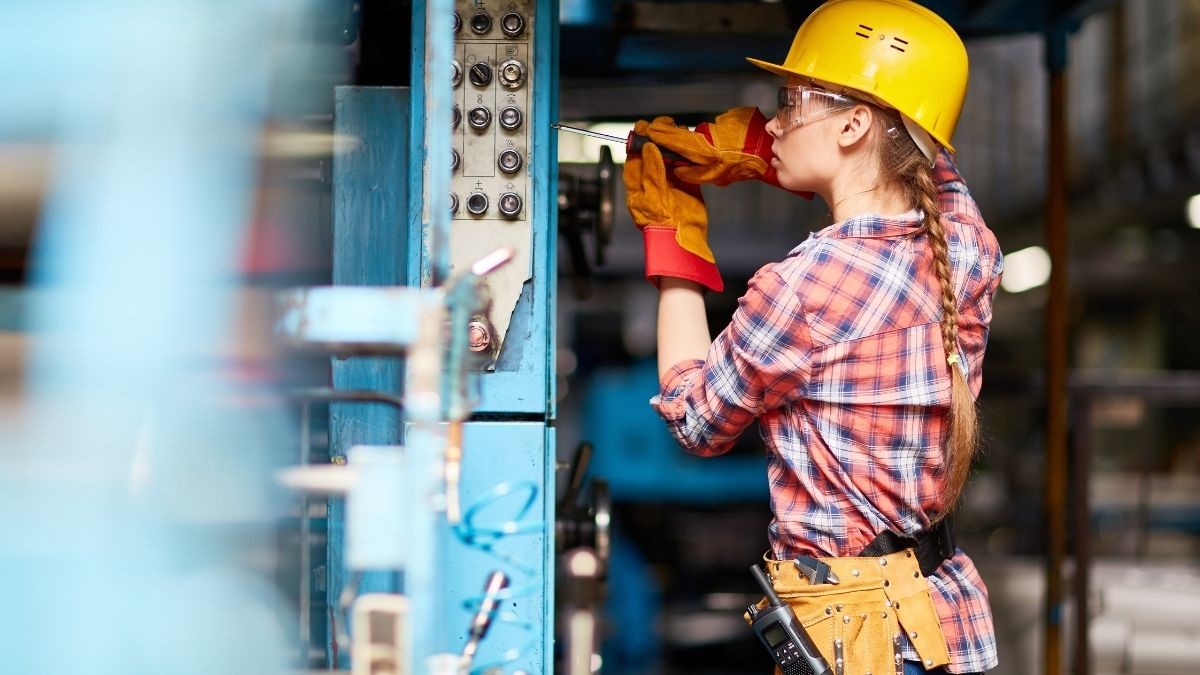 Mujer trabajando Portal de empleo Empleate tiene más de 3.700 Ofertas de trabajo en hostelería y turismo