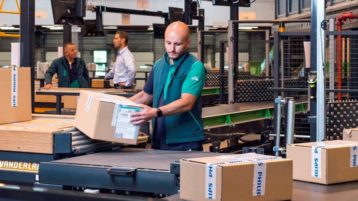 Empleado de Leroy Merlin en la sección de logísitica Leroy Merlin lanza una oferta de empleo para contratar a 5.000 personas