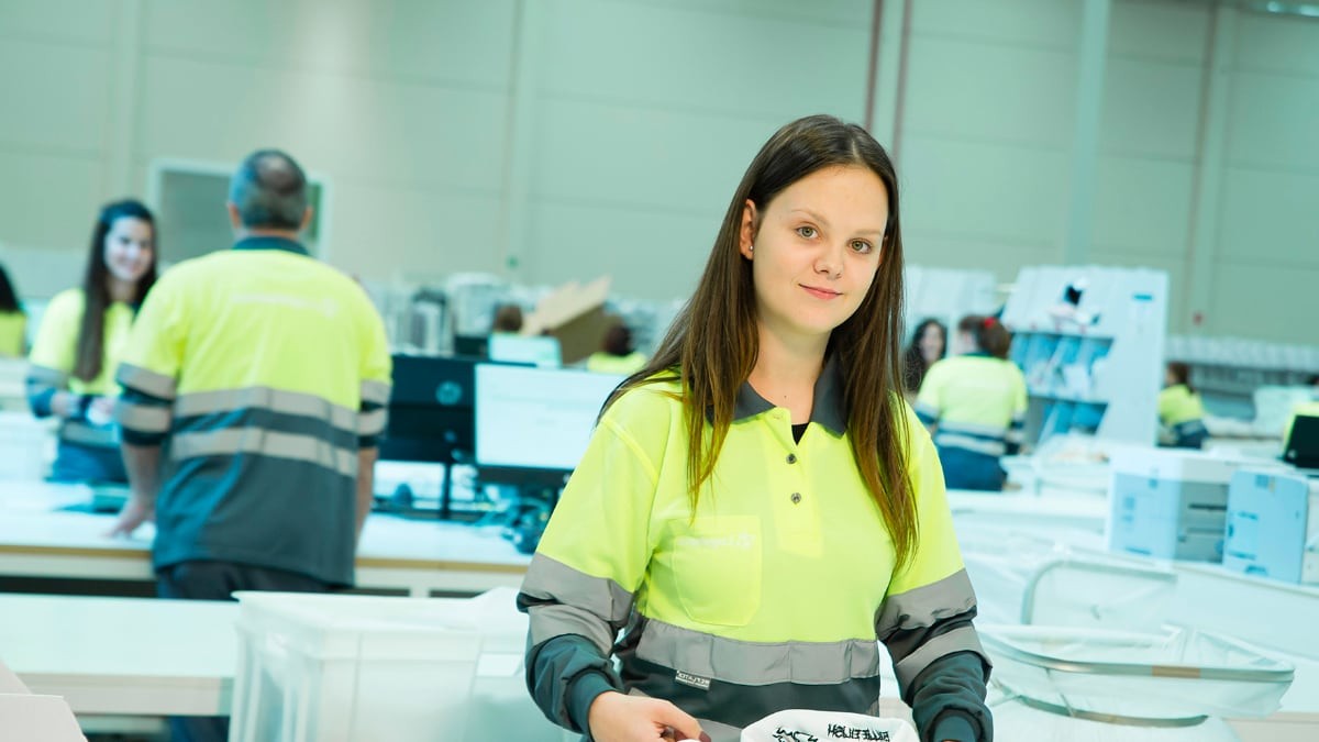 Una empleada de Logisfashion