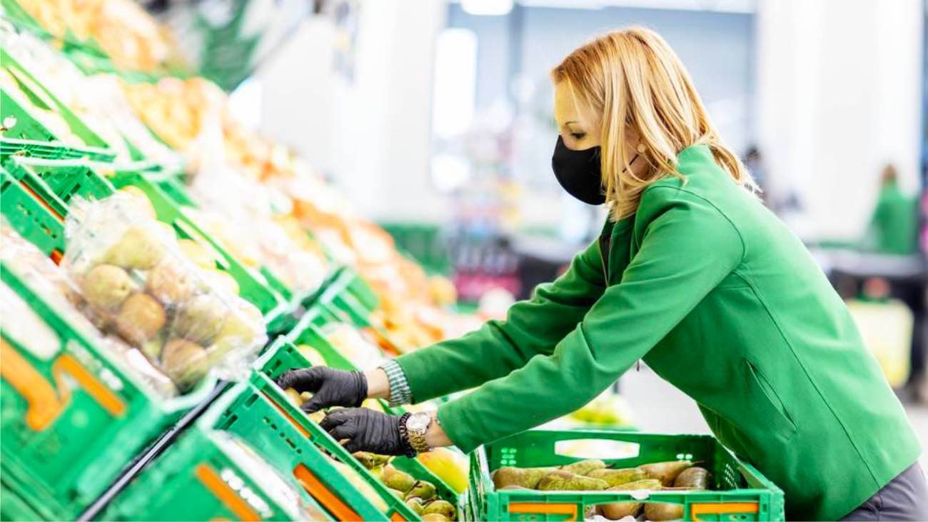 Oportunidades laborales ofrecidas por Mercadona para Semana Santa y vacaciones una empleada de Mercadona
