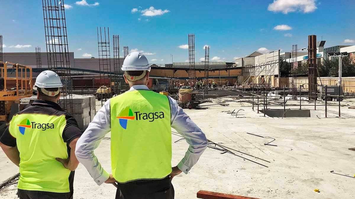 Dos responsables de Tragsatec revisan una obra