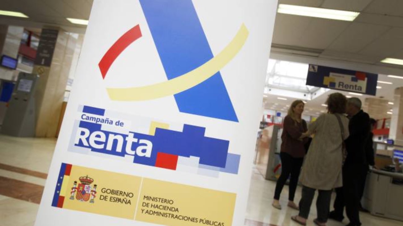 Plazos para presentar la declaración de la Renta Cartel de la campaña de la Renta en una oficina de la Agencia Tributaria