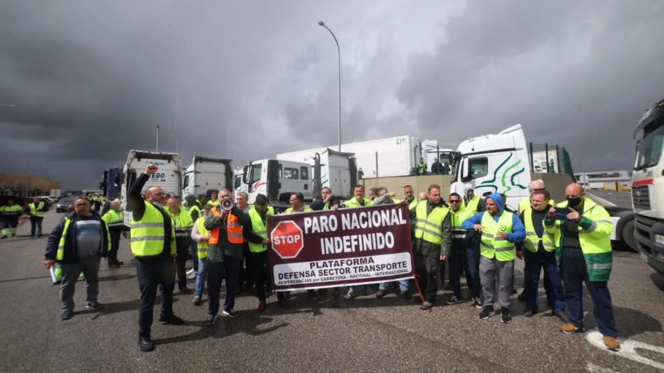 La huelga de transporte se extiende en su noveno día La huelga de transportes se extiende: suma nuevos apoyos y rechaza la propuesta del Gobierno