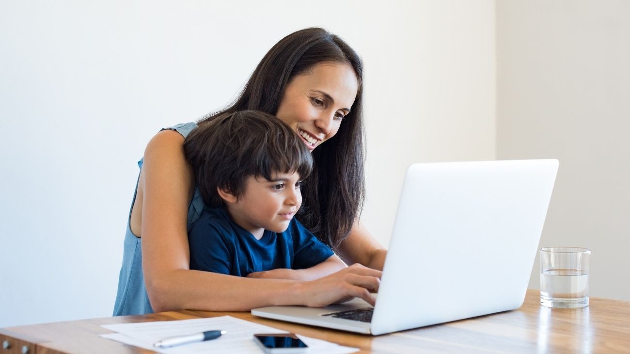 Conoce la ayuda para madres trabajadoras de 100 euros mensuales