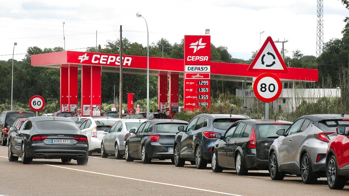 Colas en gasolineras para aprovechar el descuento Estas son las gasolineras más baratas tras el descuento de los 20 céntimos por litro