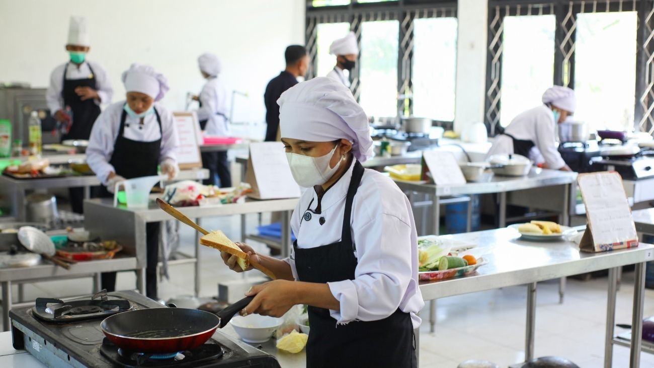 La Junta de Andalucía oferta 103 plazas para auxiliares de cocina y enfermería
