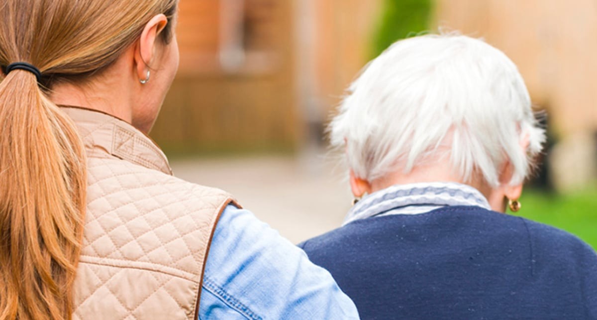 Cuideo lanza varias ofertas de empleo para cuidar a personas mayores