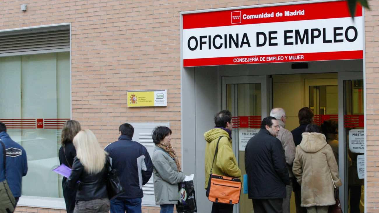 España pierde 100.200 empleos y suma 70.900 personas más la cola del paro