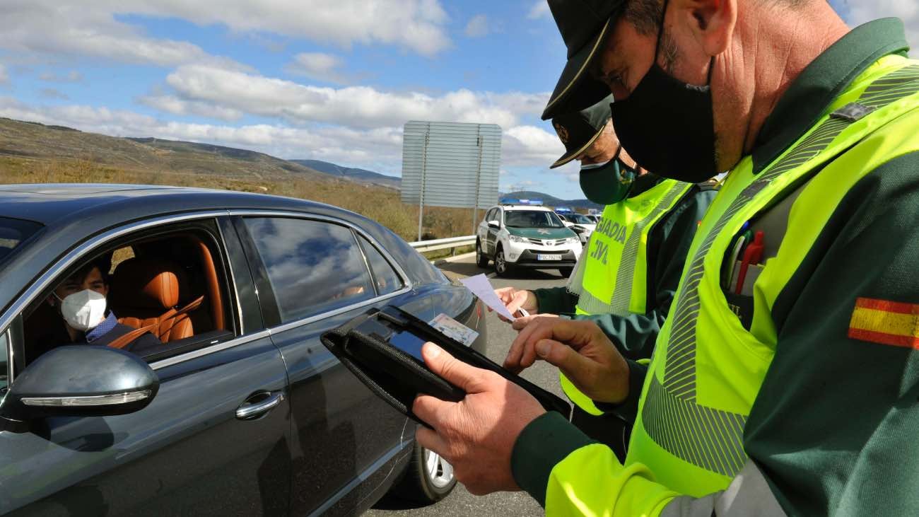 Multas de la DGT La DGT multa con 260 euros por abrir la puerta del coche de esta forma
