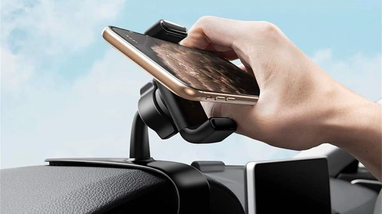 La DGT advierte: esta es la sanción por no llevar el móvil en el soporte