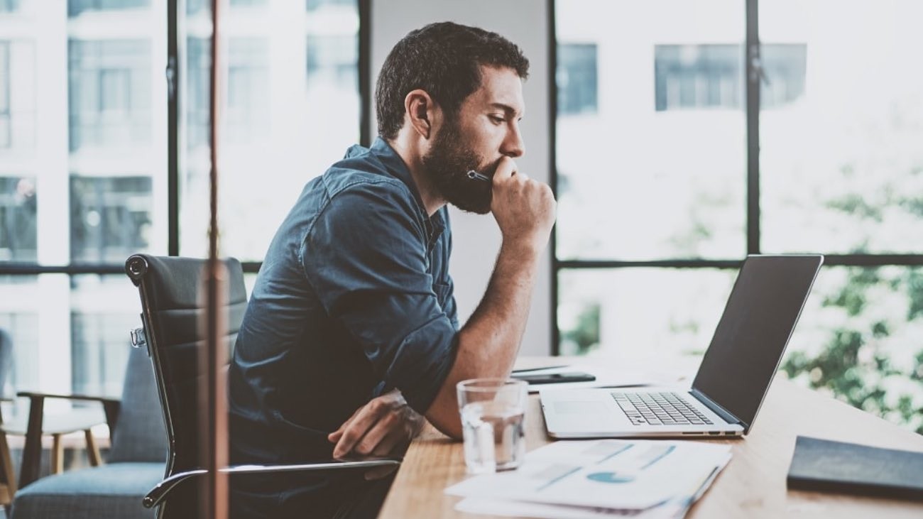 ¿A qué edad deben subir la cuota de cotización los autónomos para cobrar una jubilación de 1.500 euros?