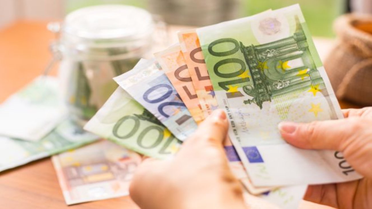 varios billetes de euros