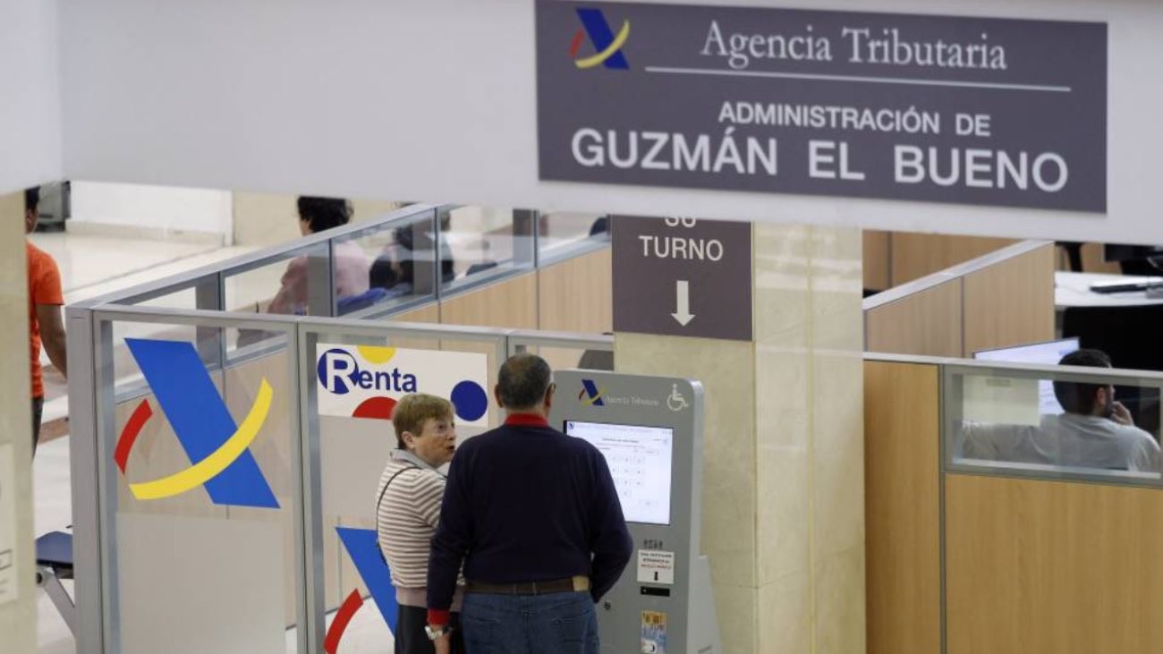 varias personas en una oficina de la Agencia Tributaria