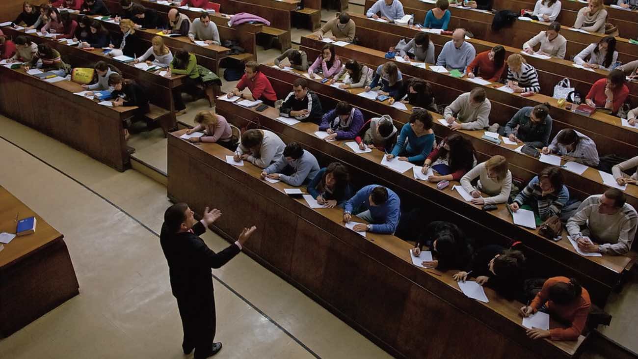 un profesor da clase en la Universidad