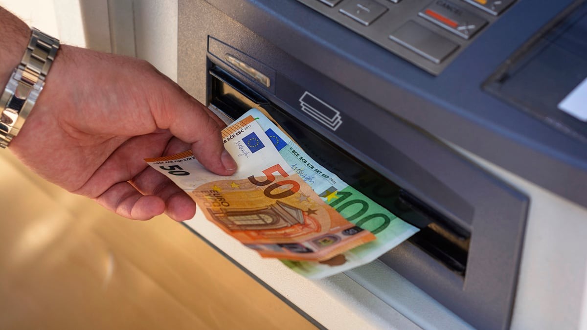 Dinero en efectivo ¿A partir de cuánto hay que avisar a Hacienda al sacar e ingresar dinero en efectivo?
