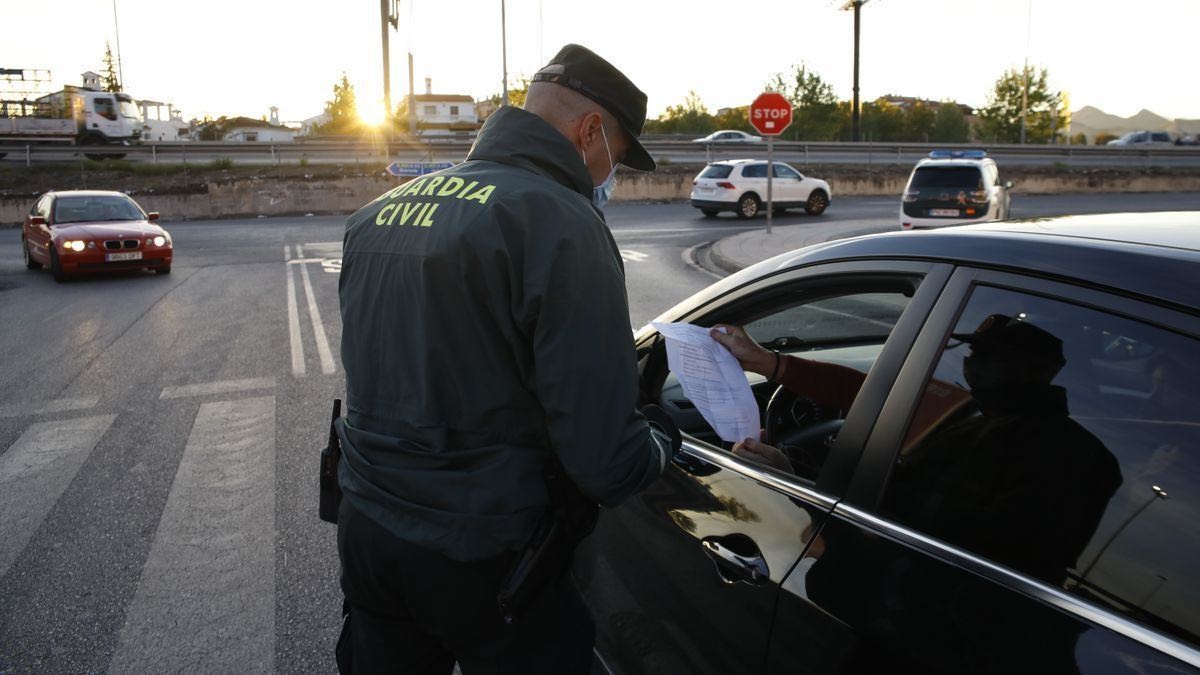 La DGT puede multar por no usar las gafas Aviso de la DGT para los conductores que usen gafas o lentillas