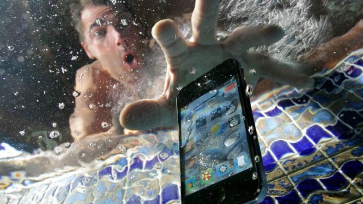 Consejos de PcComponentes Esto es lo que tienes que hacer si se te moja el móvil este verano