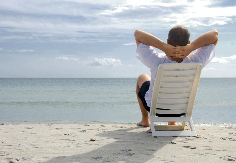 Trabajador desconecta de vacaciones en la playa