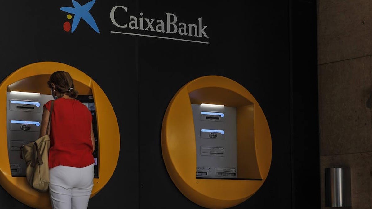 Los bancos que más han subido sus comisiones en 2022: desde CaixaBank a Santander