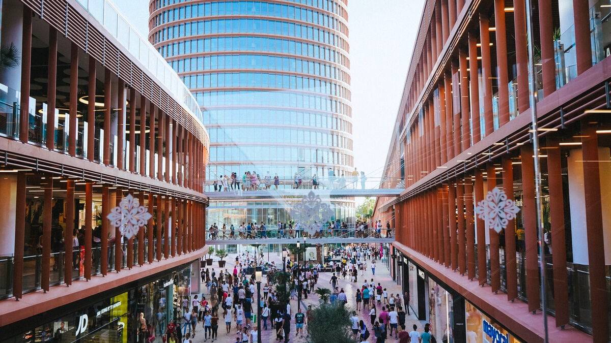 ¿Qué empresa buscan personal para trabajar en el Centro Comercial Torre Sevilla?