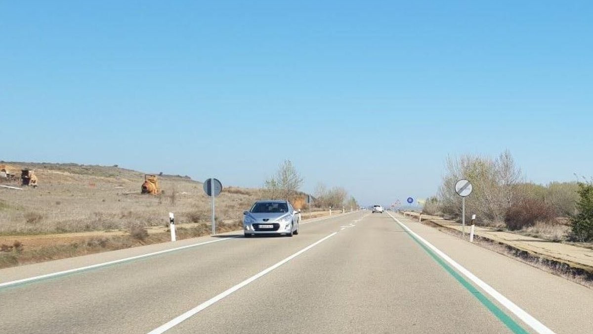 DGT: ¿Qué significan las líneas verdes y azules pintadas en la carretera?