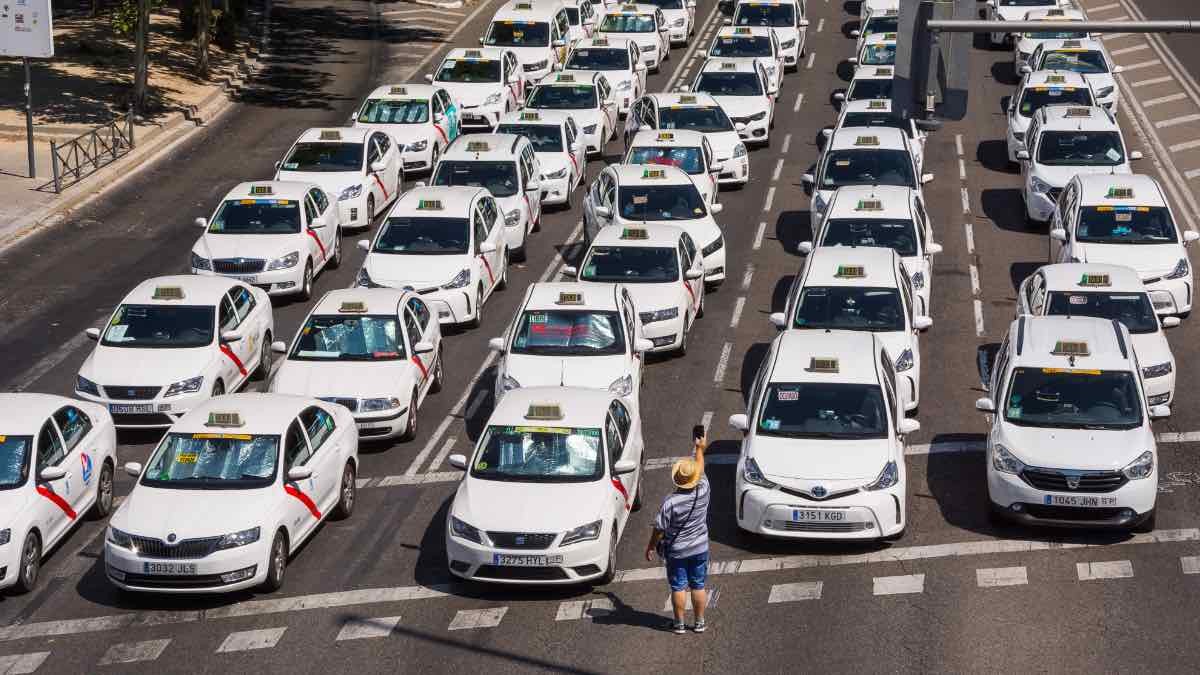 Huelga de taxis en Sevilla Los taxistas andaluces anuncian un parón por la regulación de los VTC: fecha y horarios