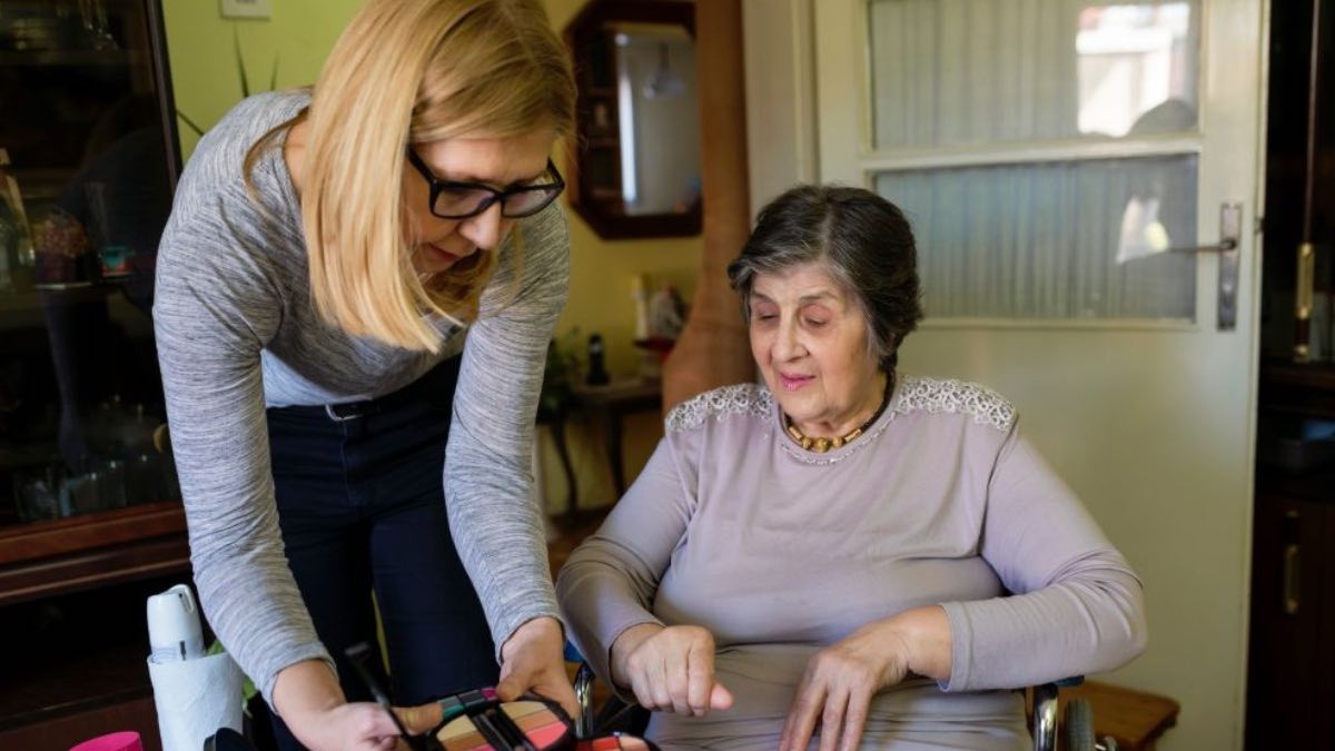 Cuidadora de personas mayores Se buscan 162 profesionales para ayuda a domicilio: sueldos desde 1.225 euros al mes