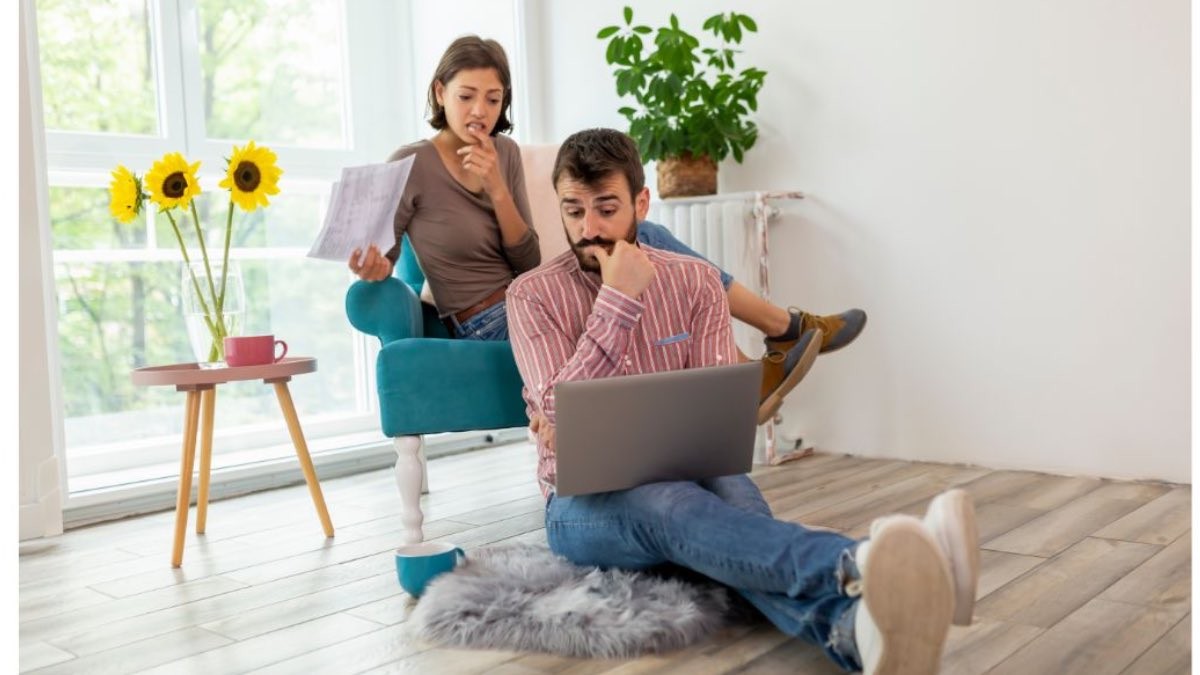 Pareja revisa opciones de préstamos ¿Cómo elegir un buen préstamo?