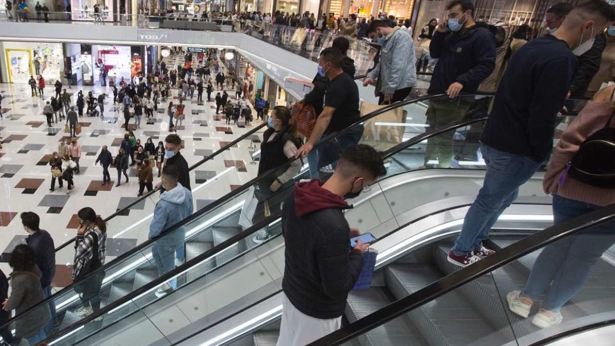 Mujer comparando precios en el mercado Los españolas reducen su poder de compra este 2022
