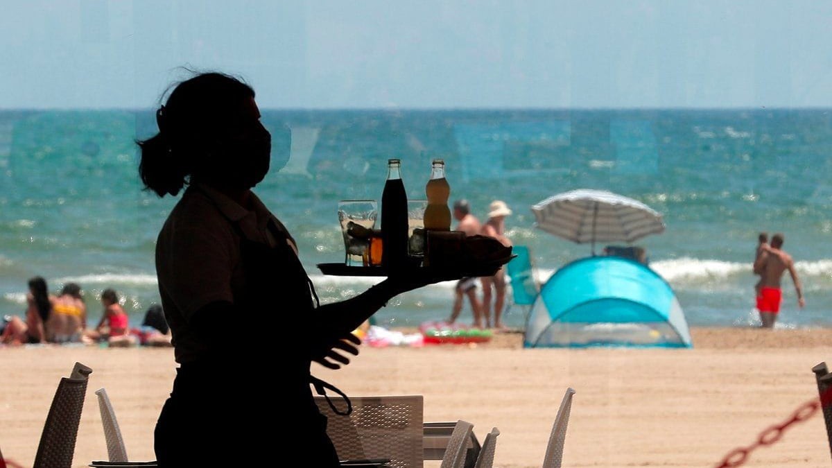 Camarera trabajando en verano