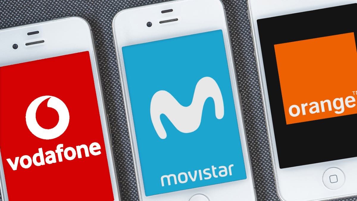 Cambio en los contratos de telefonía móvil: así te afectarán Móviles con logos de Vodafone, Movistar y Orange