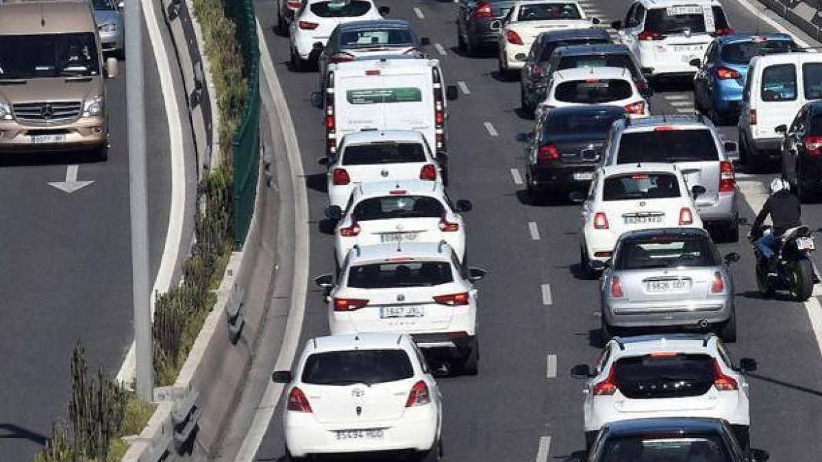 Coches circulando por carretera